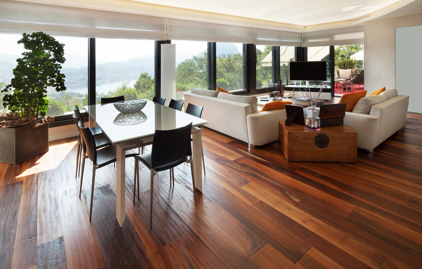 modernes Wohnzimmer mit dunklem Parkettboden