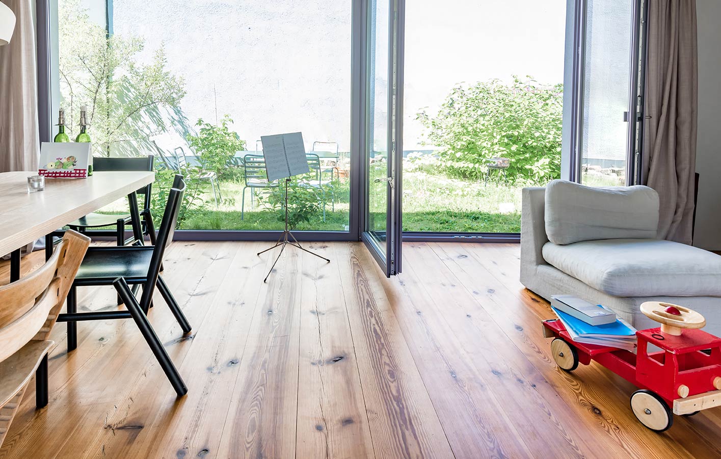 Blick auf Boden im modernen Wohnzimmer mit Masivholzdielen